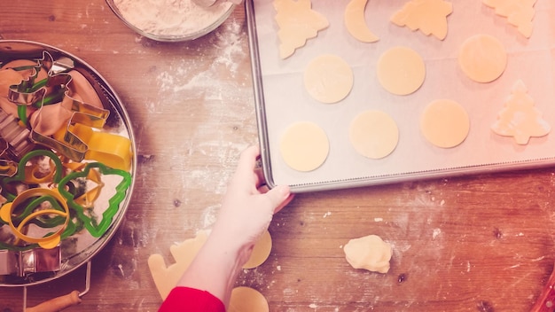 Krok po kroku. Pieczenie w okresie świątecznym. Pieczenie ciasteczek cukrowych na Boże Narodzenie.