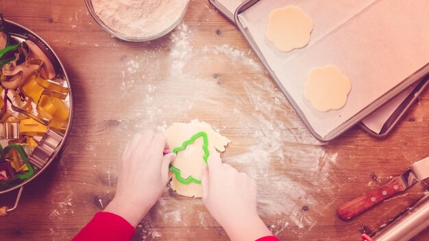 Krok po kroku. Pieczenie w okresie świątecznym. Pieczenie ciasteczek cukrowych na Boże Narodzenie.