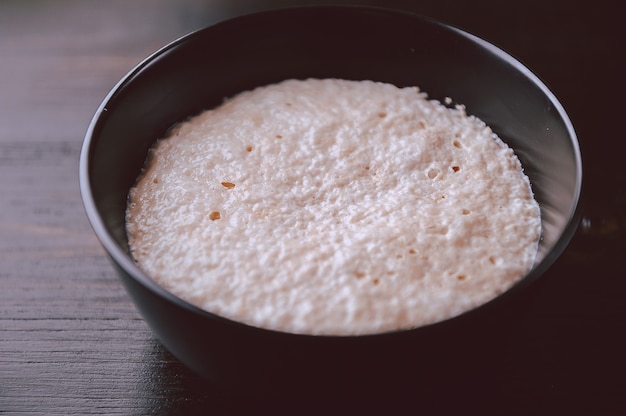 Krok po kroku produkcja ciasta truskawkowego w stylu walentynkowym