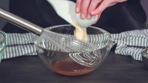 Krok Po Kroku. Przygotowanie Domowej Roboty Sałatki Coleslaw W Misce Do Mieszania Gazów.