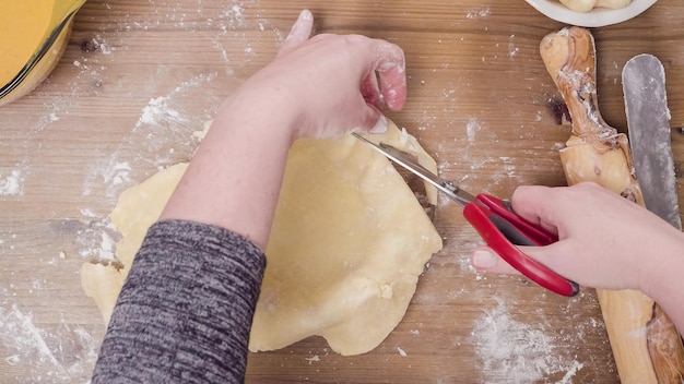 Krok po kroku. Robienie ciasta od podstaw do pieczenia ciasta dyniowego.