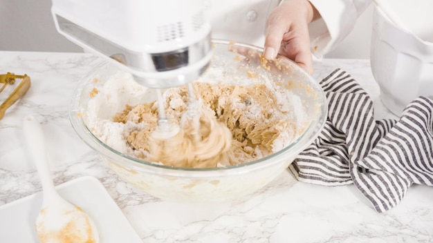 Krok po kroku. Wymieszaj składniki w szklanej misce, aby zrobić ciasteczka z kawałkami czekolady.