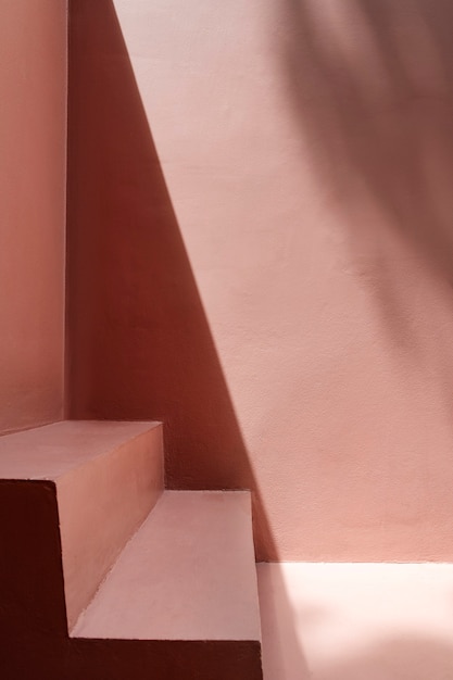 Kroki przy różowej ścianie z cieniami
