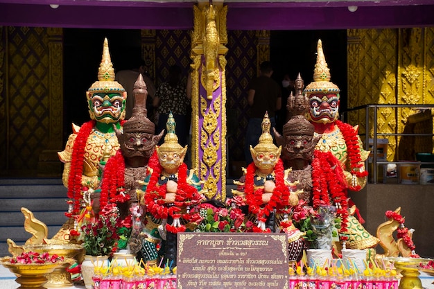 Król Thao Wessuwan lub Vasavana Kuvera gigantyczny posąg dla podróżnych Tajów z szacunkiem modląc się ze świętą tajemnicą świątyni Wat Bang Chak w Pak Kret 12 czerwca 2022 r. w Nonthaburi Tajlandia