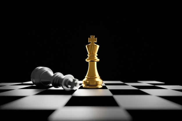 Król złote szachy stojące na szachownicy koncepcji biznesowego planu strategicznego i profesjonalnego lidera