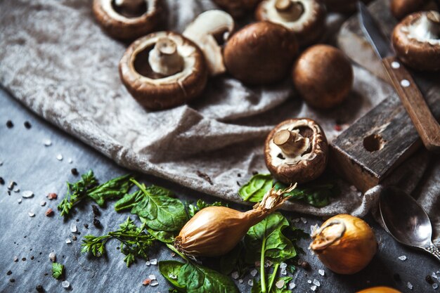 Królewskie grzyby na ręczniku kuchennym