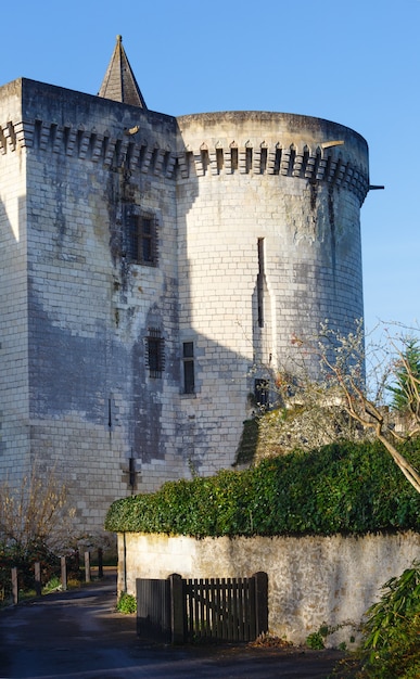 Królewskie miasto Loches (Francja) wiosna widok. Został zbudowany w IX wieku.