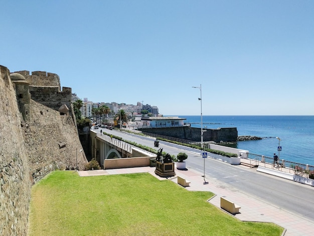 Królewskie mury nadmorskiego miasta turystycznego Ceuta w Hiszpanii z plażą i słońcem