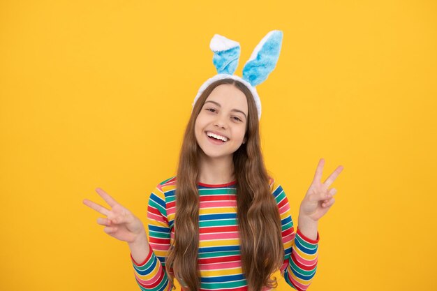 Królik nadchodzi. Wesołych Świąt Wielkanocnych. śmieszne dziecko w uszach zająca. nastolatek dziewczyna nosić kostium królika. polowanie na zając wielkanocny. po prostu dobrze się bawimy. szczęśliwe dzieciństwo. wesoły dzieciak królik.