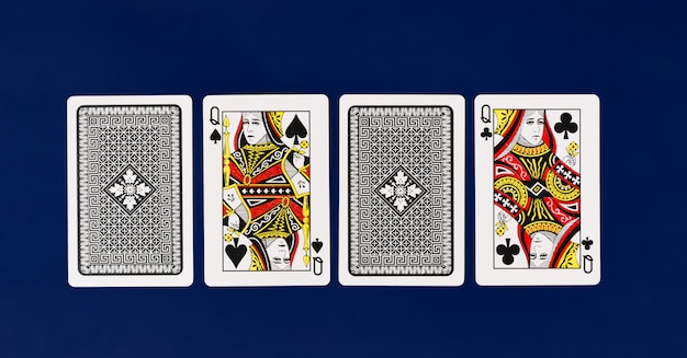 Królowa Kart Do Gry Z Gładkim Niebieskim Tłem Dla Pokera I Kasyna Copyspace