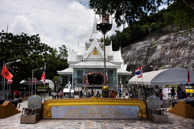 Krom Luang Chumphon Monument lub Admirał Prince Abhakara Kiartivongse Shrine dla Tajów zagraniczni podróżnicy podróżujący z szacunkiem modlący się na plaży Sairee 6 września 2021 r. w Chumphon Tajlandia