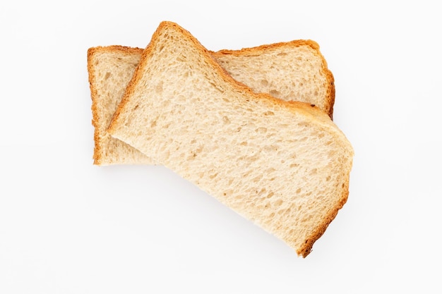 Kromka chleba na białym tle.