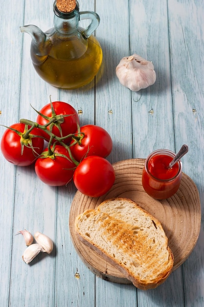 Kromka domowego chleba z oliwą, pomidorem i czosnkiem. Typowe śniadanie z Katalonii w Hiszpanii.