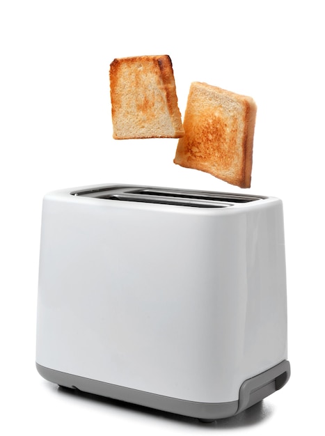 Kromki chleba wyskakujące z tostera na białym tle