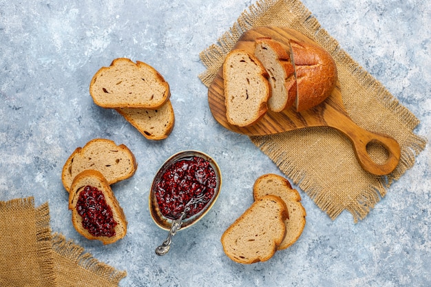Kromki Chleba Z Dżemem Malinowym, łatwe Zdrowe Przekąski, Widok Z Góry