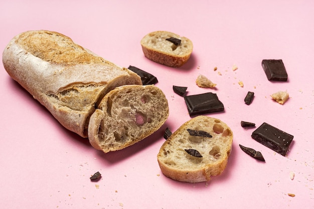 Kromki Domowego Chleba Ziarnowego z tabliczką czekolady z góry