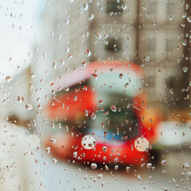 Kropla Deszczu Na Szkle I Czerwonym Autobusie W Londynie