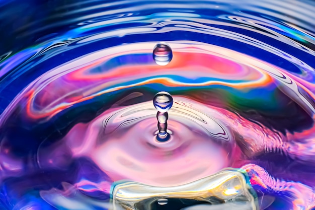 Zdjęcie kropla wody na kolorowy kolor