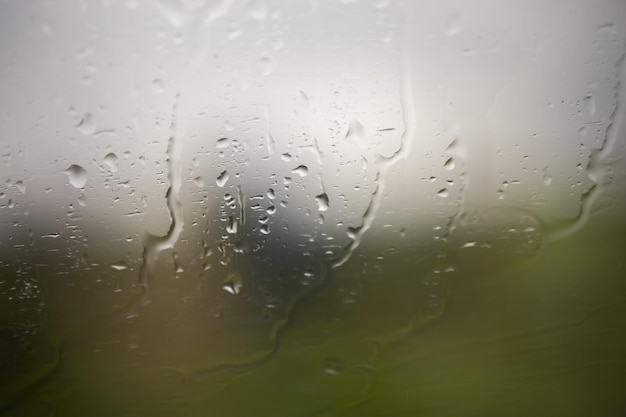 Krople deszczu na oknie pociągu