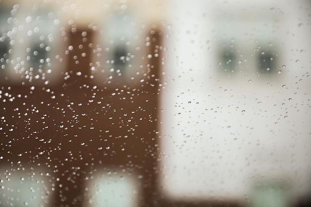 Krople deszczu na oknie symbolizują spokój, spokój, odnowę introspekcji i piękno natury