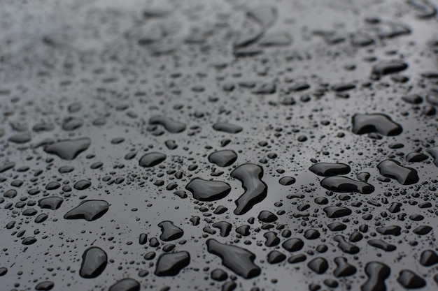 krople deszczu na podłodze lakieru samochodowego