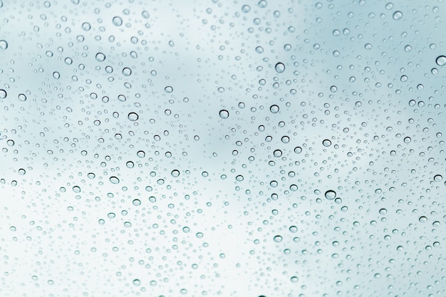 Krople deszczu na powierzchni szyb okiennych