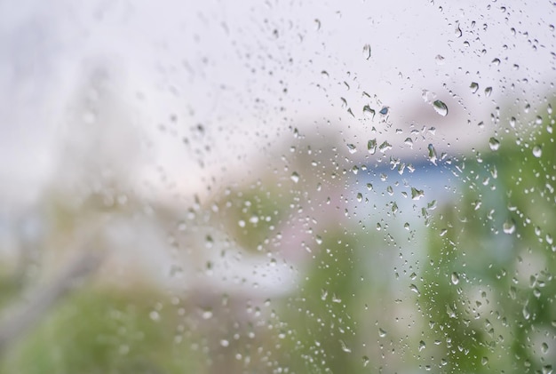 Krople deszczu na szklanym oknie