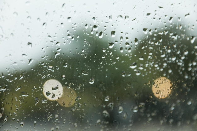 Krople deszczu na szybie okna w deszczowy dzień oddające spokój i melancholię herbaty natury