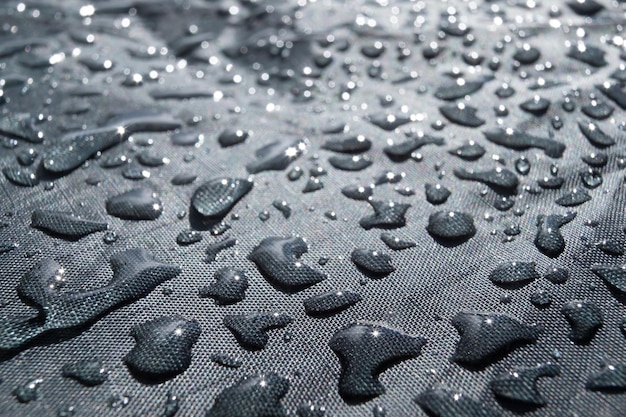 Krople wody deszczowej na wodoodpornej tkaninie na ubrania