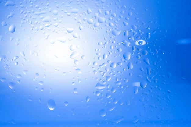Krople wody na niebieskiej powierzchni