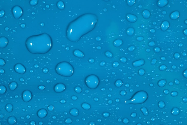 Krople wody na niebieskim tle