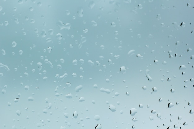 Krople wody na szybie samochodu Krople deszczu na przezroczystym oknie