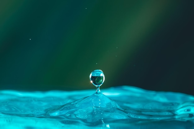 Krople wody spadają blisko do niebieskiej wody, co czyni ją doskonałym ośrodkiem w naturze.