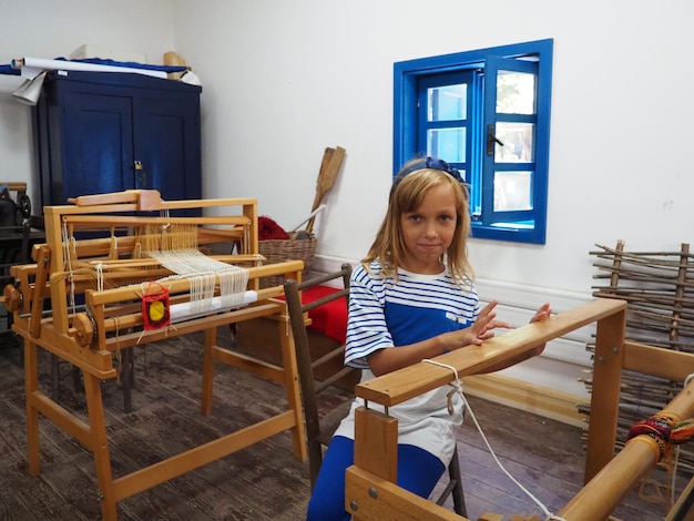 Zdjęcie krosno dziewczęce i nici zabytkowy sprzęt do produkcji dywanów, odzieży i tkanych artykułów gospodarstwa domowego nici i przędze są naciągnięte na listwy trsic loznica serbia turystyka etno