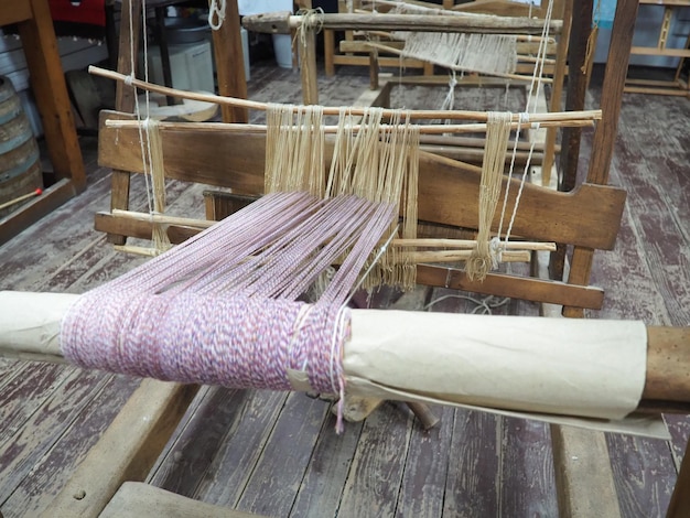 Krosno i nici Zabytkowy sprzęt do produkcji dywanów, odzieży i tkanych artykułów gospodarstwa domowego Nici i przędza są przeciągane przez tuleje i listwy Trsic Loznica Serbia Turystyka etno
