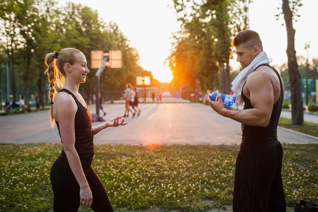 Krótka przerwa sport szkolenia odkryty witamina napój koncepcja. specjalny napój dla sportowców. styl życia ludzi aktywnych