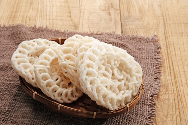 Krupuk lub Kerupuk Indonesia tradycyjne krakersy podawane na stole wybranym focus