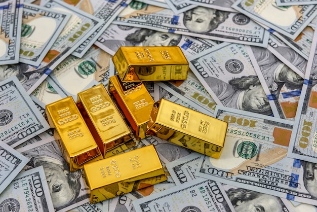Kruszców złota w rzędzie w dolarach