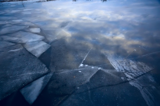 kruszony lód szkło pęka w tle, abstrakcyjne tło sezonowe, kawałki lodu zmiażdżone ostre nakładki