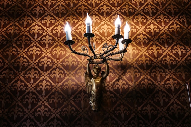 KRYM ALUPKA WRZESIEŃ 022021 Elementy dekoracyjne wnętrz Sal w pałacu hrabiego Woroncowa Antyczne świeczniki Muzeum