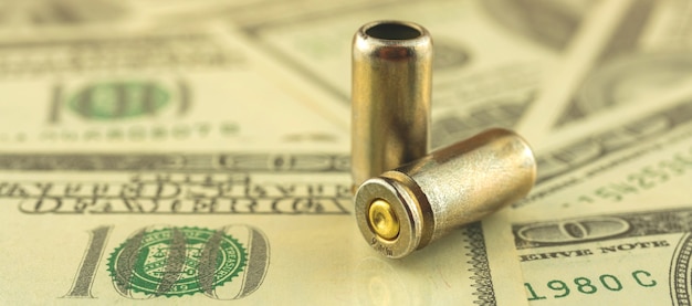 Kryminalna koncepcja pieniędzy, dolary i kule na broń, zdjęcie banera korupcji