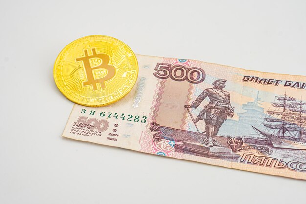 Kryptowaluta bitcoin z rosyjskimi rublami pieniądz pięćset banknotów zbliżenie Kryptowaluty bitcoin w Rosji Bitcoin i rosyjski pieniądz