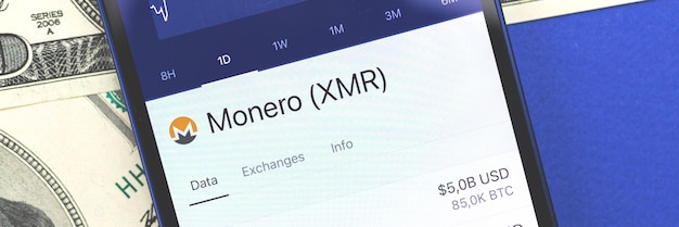 Kryptowaluta Monero XMR na ekranie za pomocą smartfona do zakupu kryptowaluty koncepcja baneru zdjęcie