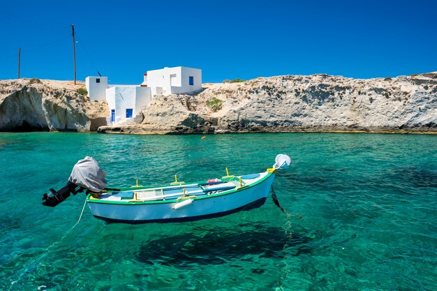 Krystalicznie czysta błękitna woda na plaży w miejscowości MItakas, wyspa Milos, Grecja.