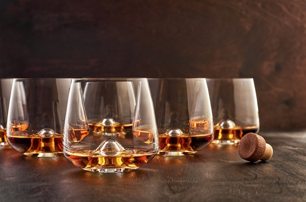 Krystaliczny szkło z whisky na drewnianym stole
