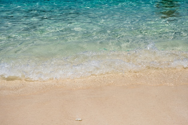 Kryształowa fala morze z piasek plażą