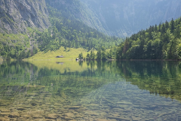 Kryształowe alpejskie jezioro otoczone piękną przyrodą Obersee Niemcy
