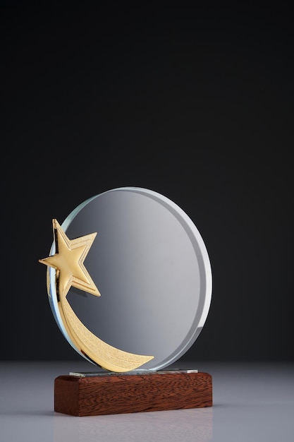 Kryształowe trofeum w kształcie gwiazdy na białym tle