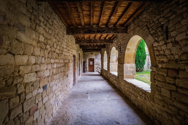 Kryte łuki średniowiecznego Klasztoru Klasztoru św. Agnieszki W Saint Jean De Galaure (drome,