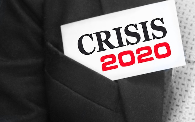 Zdjęcie kryzys 2020 na karcie w kieszeni biznesmena koncepcja ekonomicznego kryzysu finansowego